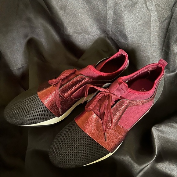 MOCA~WOMEN’S~RED/BLACK~BLING SNEAKERS~ NWOT~11 - Picture 5 of 8